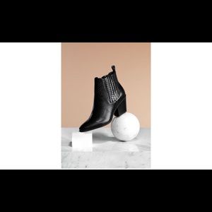 🌻 The perfect black booties🌻